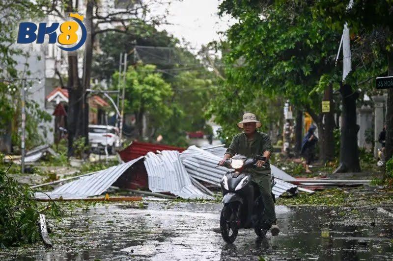 BK8 và Robin Van Persie hy vọng rằng miền Trung sẽ sớm phục hồi và phát triển