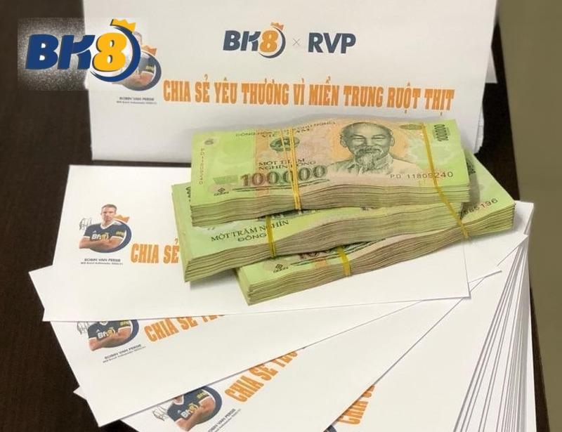 Hành động đẹp của BK8 và Robin van Persie thể hiện tinh thần tương thân tương ái 